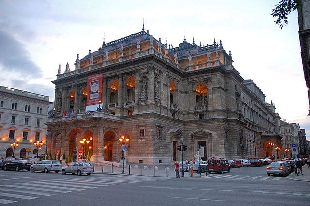 640px-Hungarian_State_Opera_House(PDXdj)